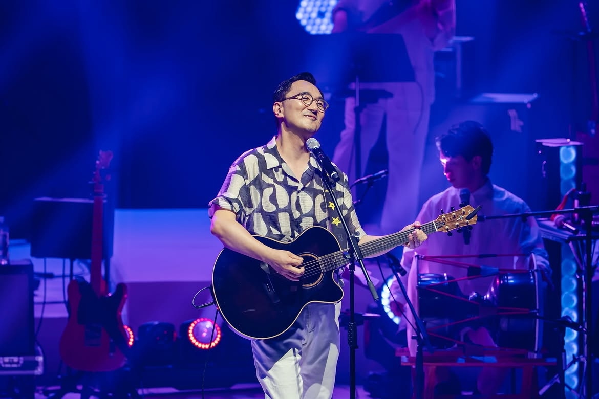 Singer Lee Han-chul performs in "At Last, A Folk Song," part of the monthlong Yeowoorak Festival, at the National Theater of Korea on Wednesday. (National Theater of Korea)