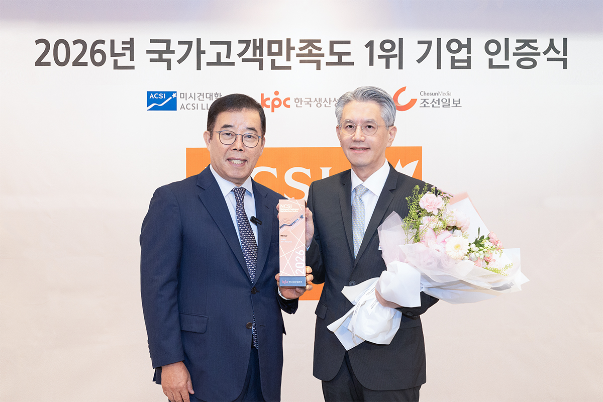 Coway CEO Seo Jang-won (right) and Korea Productivity Center Chairman Park Sung-joong pose for a photo at the 2026 National Customer Satisfaction Index awards ceremony held at Lotte Hotel Seoul on Tuesday. (Coway)