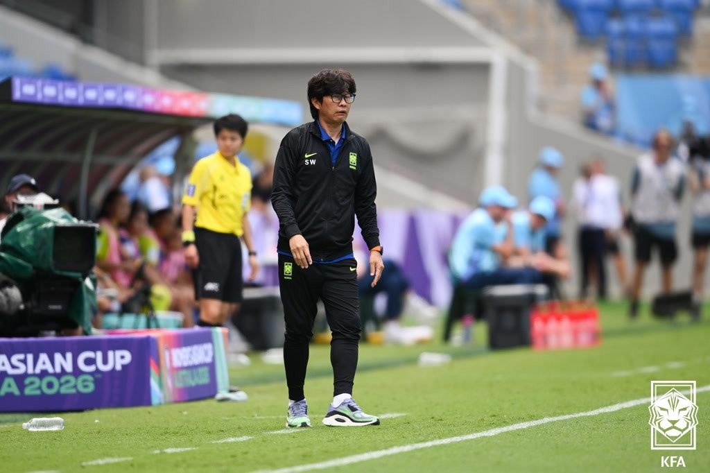 Shin Sang-woo, head coach of the South Korean women's national football team, watches his players in action against the Philippines during the teams' Group A match of the Asian Football Confederation Women's Asian Cup at Gold Coast Stadium in Gold Coast, Australia, on March 5. (Korea Football Association)