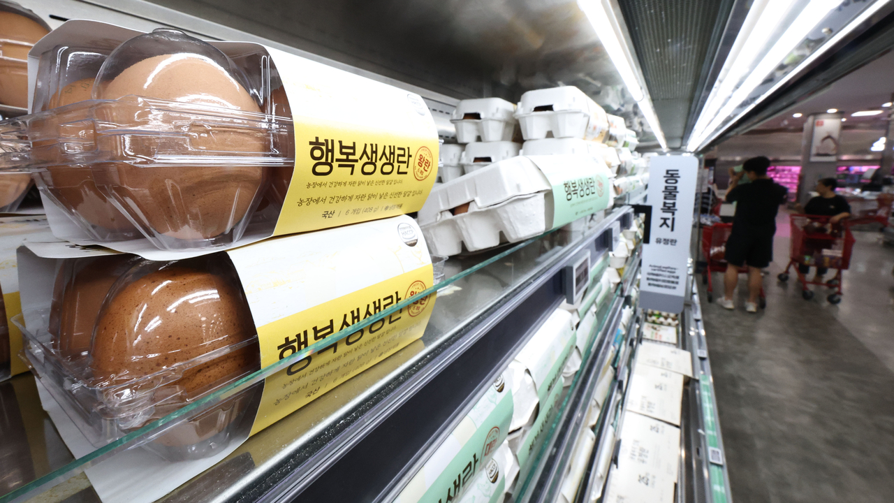 Eggs are displayed at a market in Seoul on June 26. (Yonhap)