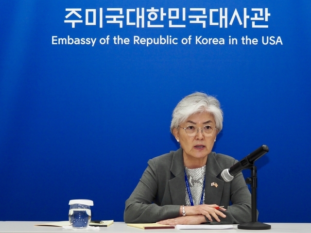 South Korean Ambassador to the United States Kang Kyung-wha speaks in a meeting with reporters in Washington on Wednesday (US time). (Pool photo)