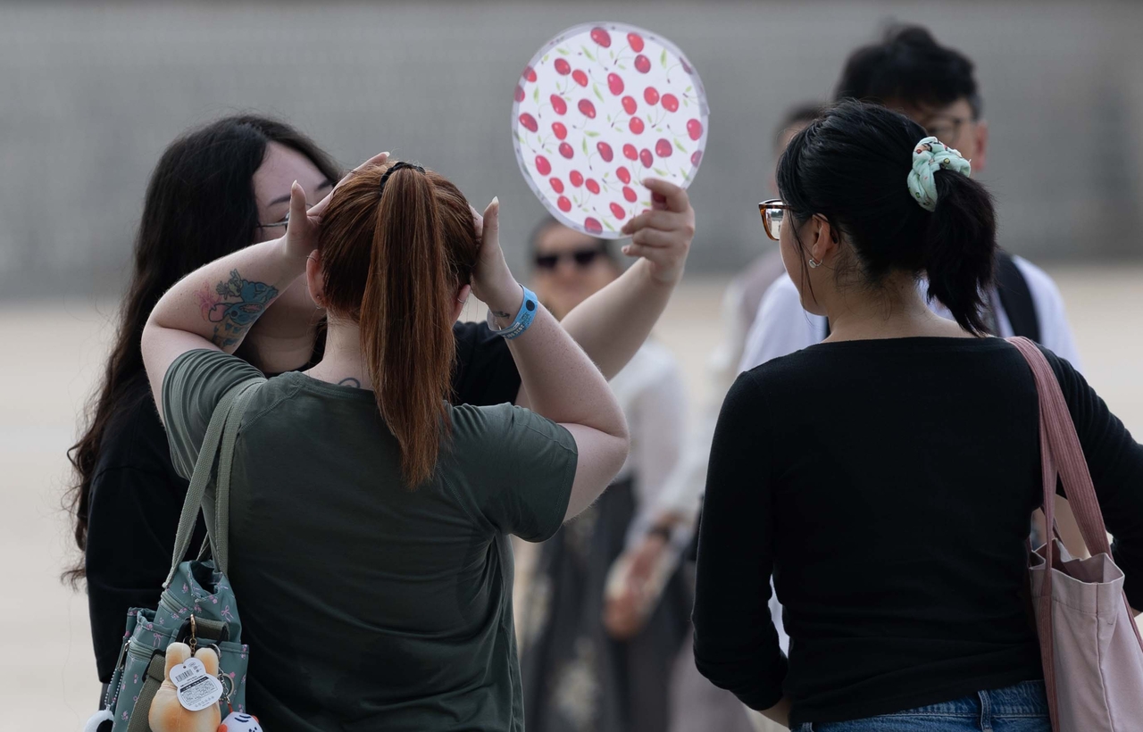 Tourists visit Gyeongbokgung in Jongno-gu, central Seoul, on June 29. (Yoon Chang-bin/The Korea Herald)
