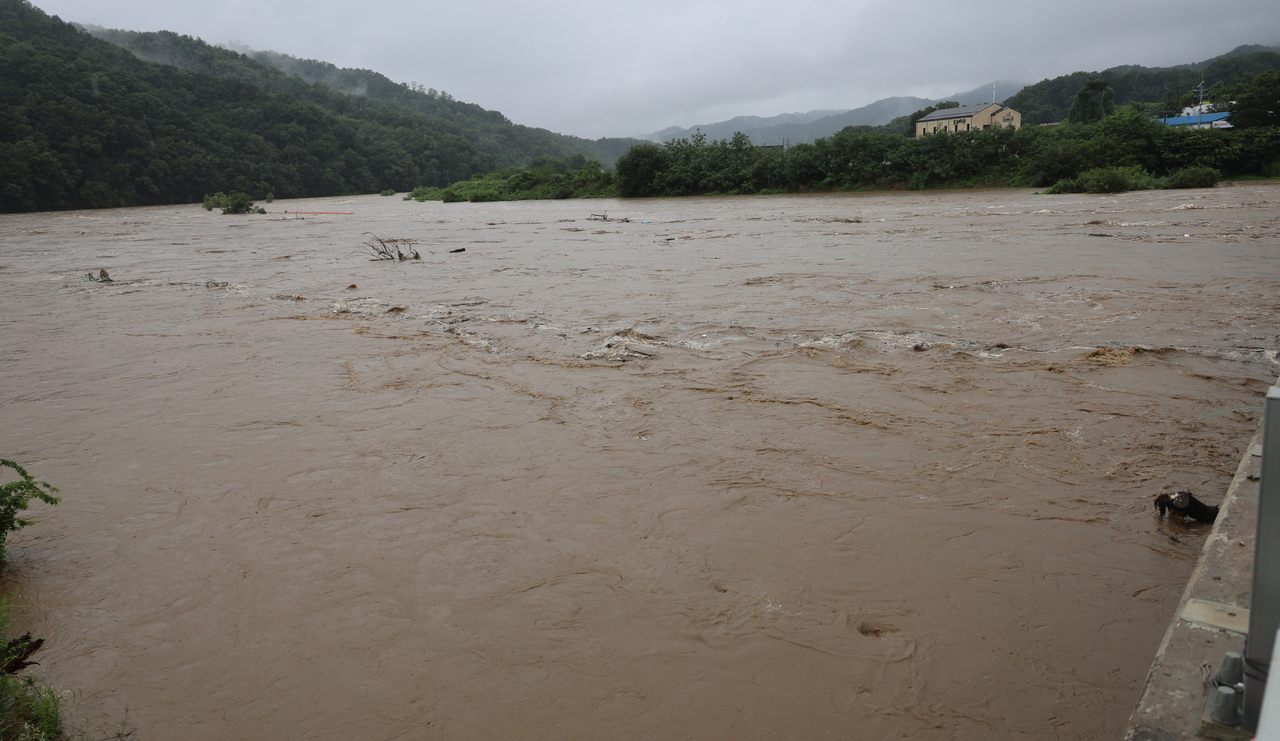 Water levels rise near Hwanhui Bridge over the Byeongcheon Stream in Oksan-myeon, Heungdeok-gu, Cheongju, North Chungcheong Province, on Thursday. (Yonhap)