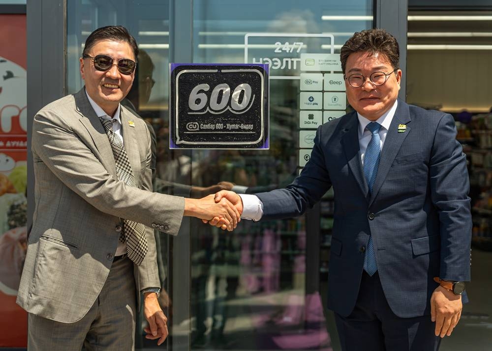 Jin Young-ho, Head of Merchandise and Overseas Business at BGF Retail (right), and Gankhuyag Adilbish, CEO of Premium Nexus, at the grand opening of CU's 600th convenience store in Khotol Undur Soum, Mongolia.