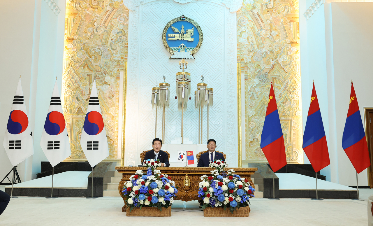 President Lee Jae Myung (left) and Mongolian President Ukhnaagiin Khurelsukh deliver a joint press statement following their summit at the State Palace in Ulaanbaatar on Thursday. (Yonhap)
