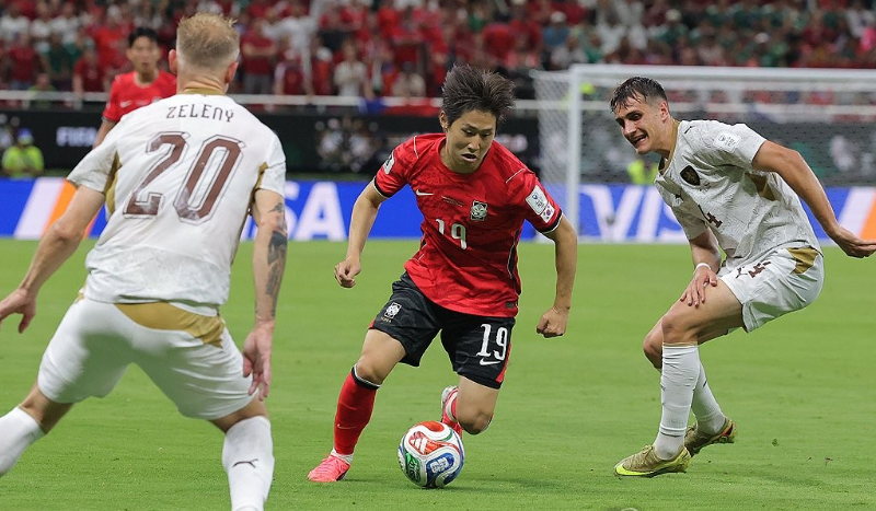 Lee Kang-in (center) dribbles the ball between Czechia defenders, at Estadio Guadalajara in Zapopan, Mexico, June 11. (Yonhap)