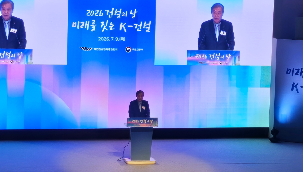 Han Seung-gu, chairman of the Korea Federation of Construction Associations, delivers a commemorative address at the Construction Hall in Nonhyeon-dong, Gangnam-gu, Seoul, on Thursday afternoon. [Seo Jeong-eun]