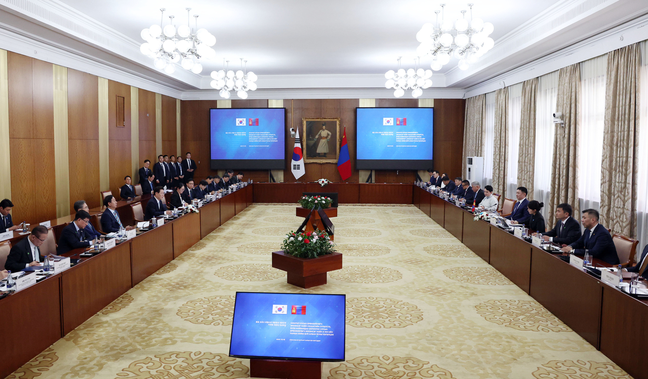 President Lee Jae Myung holds summit talks with Mongolian President Ukhnaagiin Khurelsukh at the Government Palace in Ulaanbaatar on Thursday. (Yonhap)