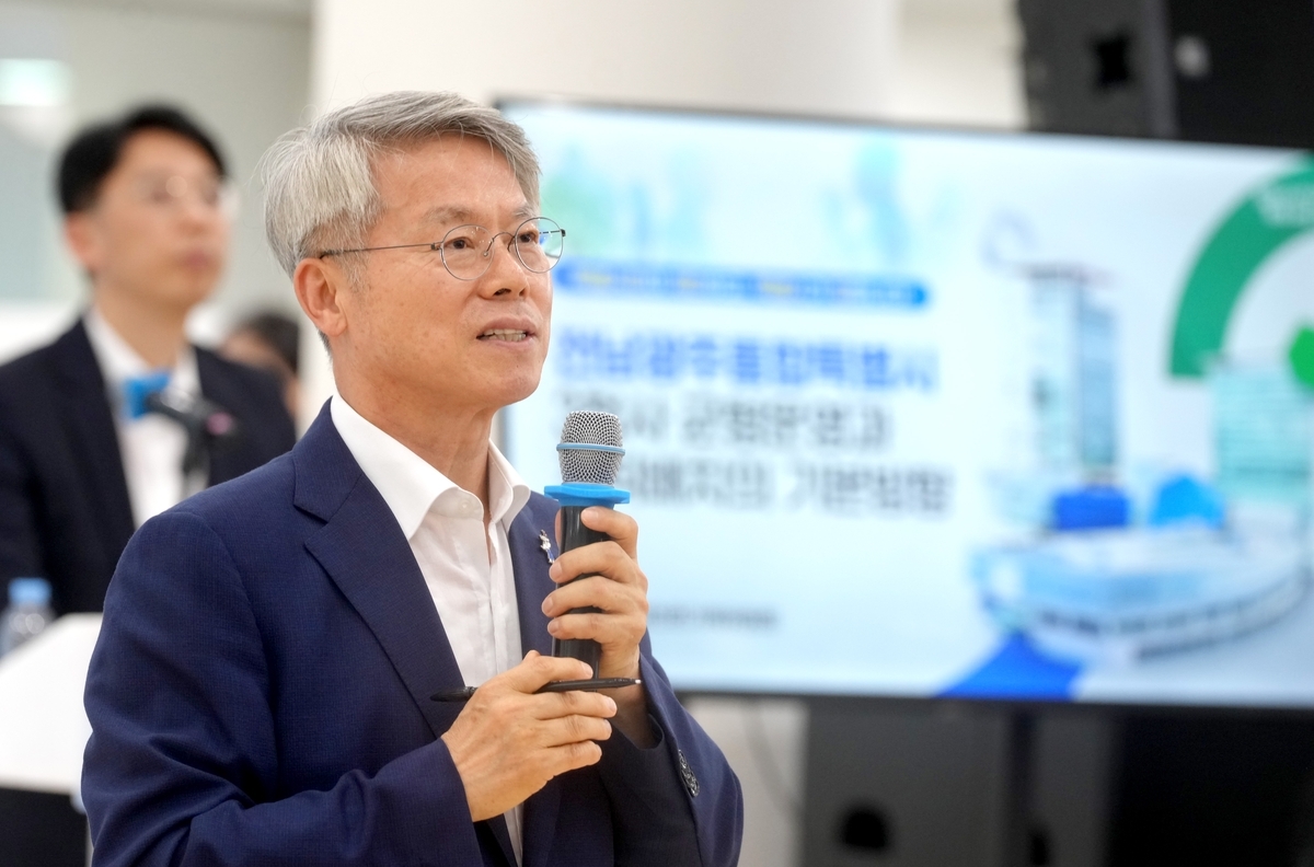 민형배 전남광주통합특별시장이 주청사 선정 시민 의견을 청취하기 위한 9일 무안청사에서 300여명의 지역민이 참석한 가운데 타운홀 미팅을 개최했다