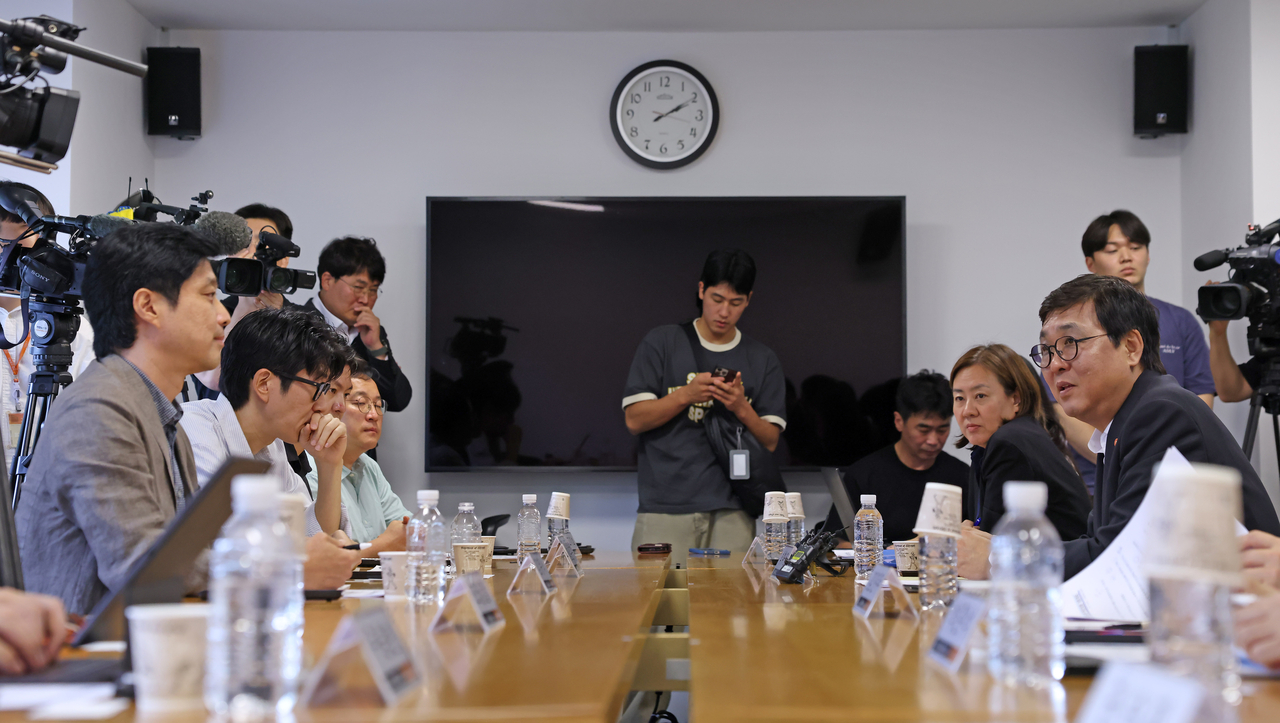 Culture Minister Chae Hwi-young attends a roundtable with representatives of K-pop agencies and related organizations at the National Museum of Modern and Contemporary Art, Korea in Jongno, Seoul, on Wednesday. (Ministry of Culture, Sports and Tourism)