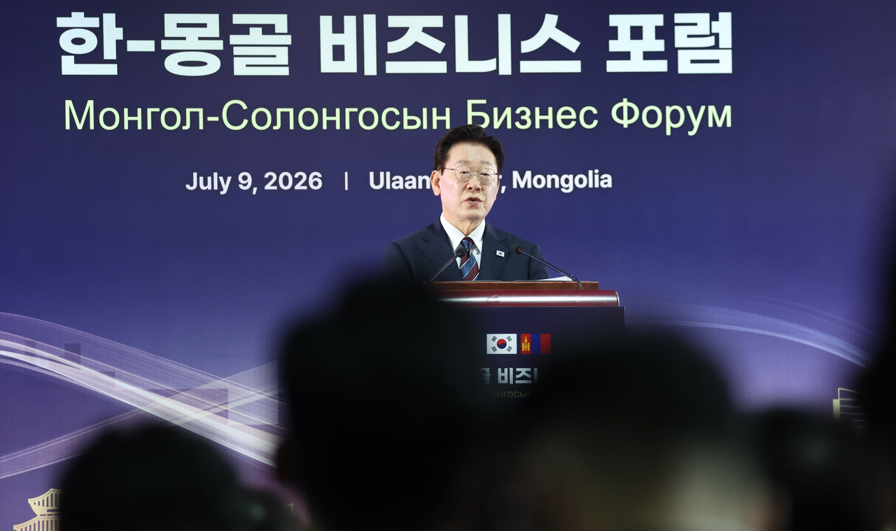 President Lee Jae Myung delivers congratulatory remarks at the Korea-Mongolia Business Forum in Ulaanbaatar, Mongolia, on Thursday. (Yonhap)