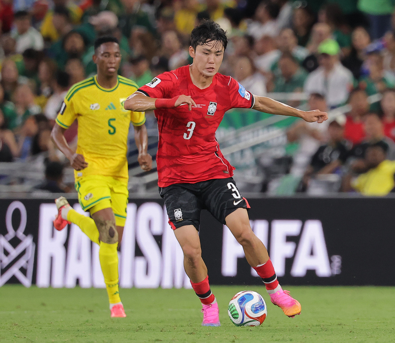 In this file photo, Lee Gi-hyuk of South Korea (R) dribbles the ball against South Africa during the teams' Group A match of the FIFA World Cup at Estadio Monterrey in Guadalupe, Mexico, on June 24. (Yonhap)
