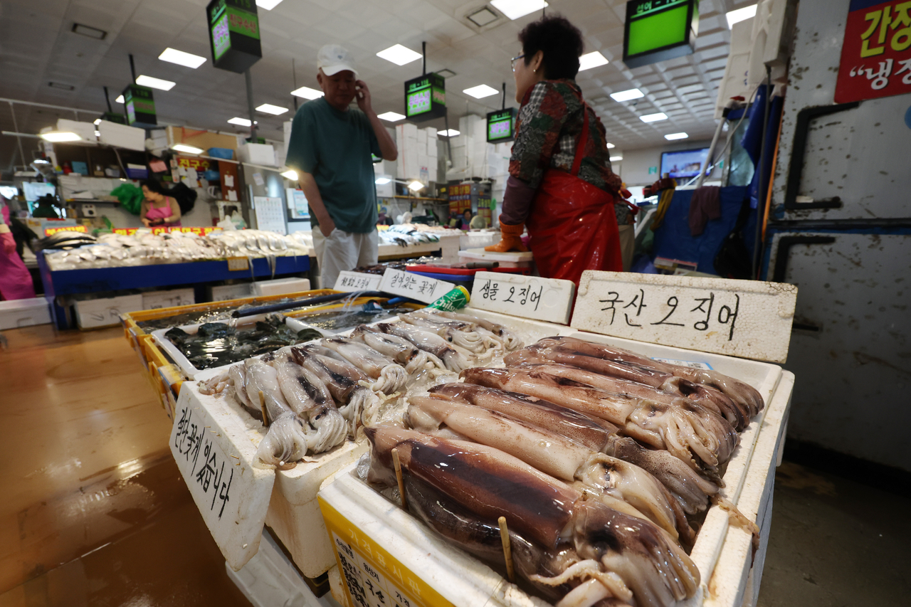 Domestically caught squid is on sale in Noryangjin Fish Market on June 10. (Yonhap)