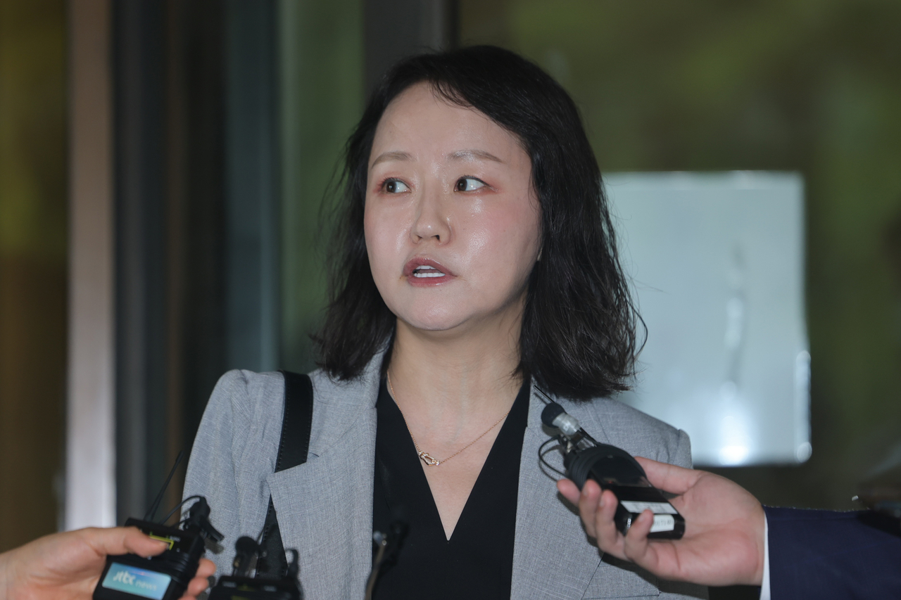 12·3 비상계엄 이후 고위공직자범죄수사처(공수처)의 체포영장 집행을 방해한 혐의 등으로 기소된 윤석열 전 대통령에게 징역 7년의 실형이 확정된 9일 서울 서초구 대법원에서 윤 전 대통령 측 변호인 유정화 변호사가 선고가 끝난 뒤 취재진 질문에 답하고 있다. [연합]