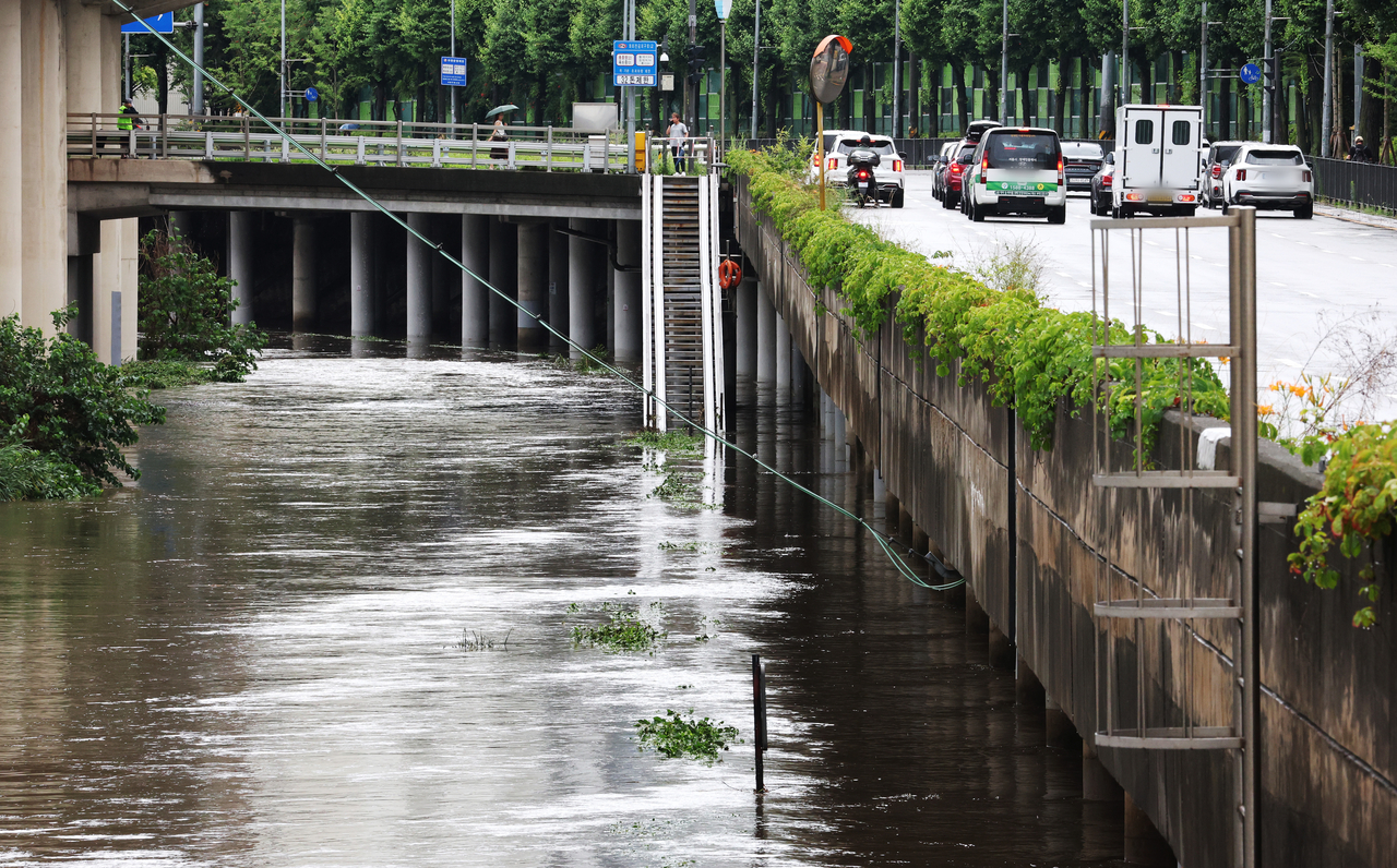 Dorim Stream in Seoul's southwestern ward of Guro is swollen after heavy downpours on Thursday. (Yonhap)