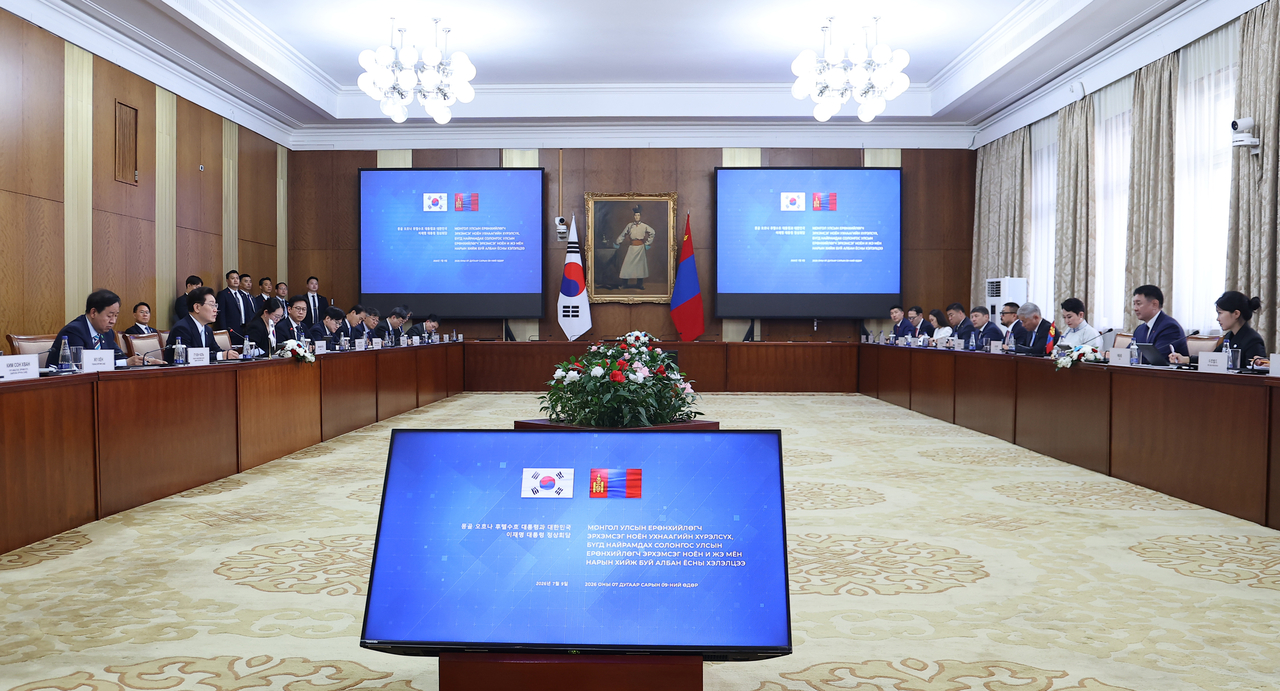 South Korean President Lee Jae Myung (second from left) holds summit talks with Mongolian President Ukhnaagiin Khurelsukh (second from right) in Ulaanbaatar on Thursday. (Yonhap)