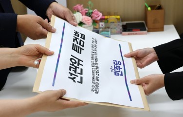 더불어민주당 김성회·이주희 원내대변인이 9일 국회 의안과에 ‘선관위 특검법’을 제출하고 있다. [연합]