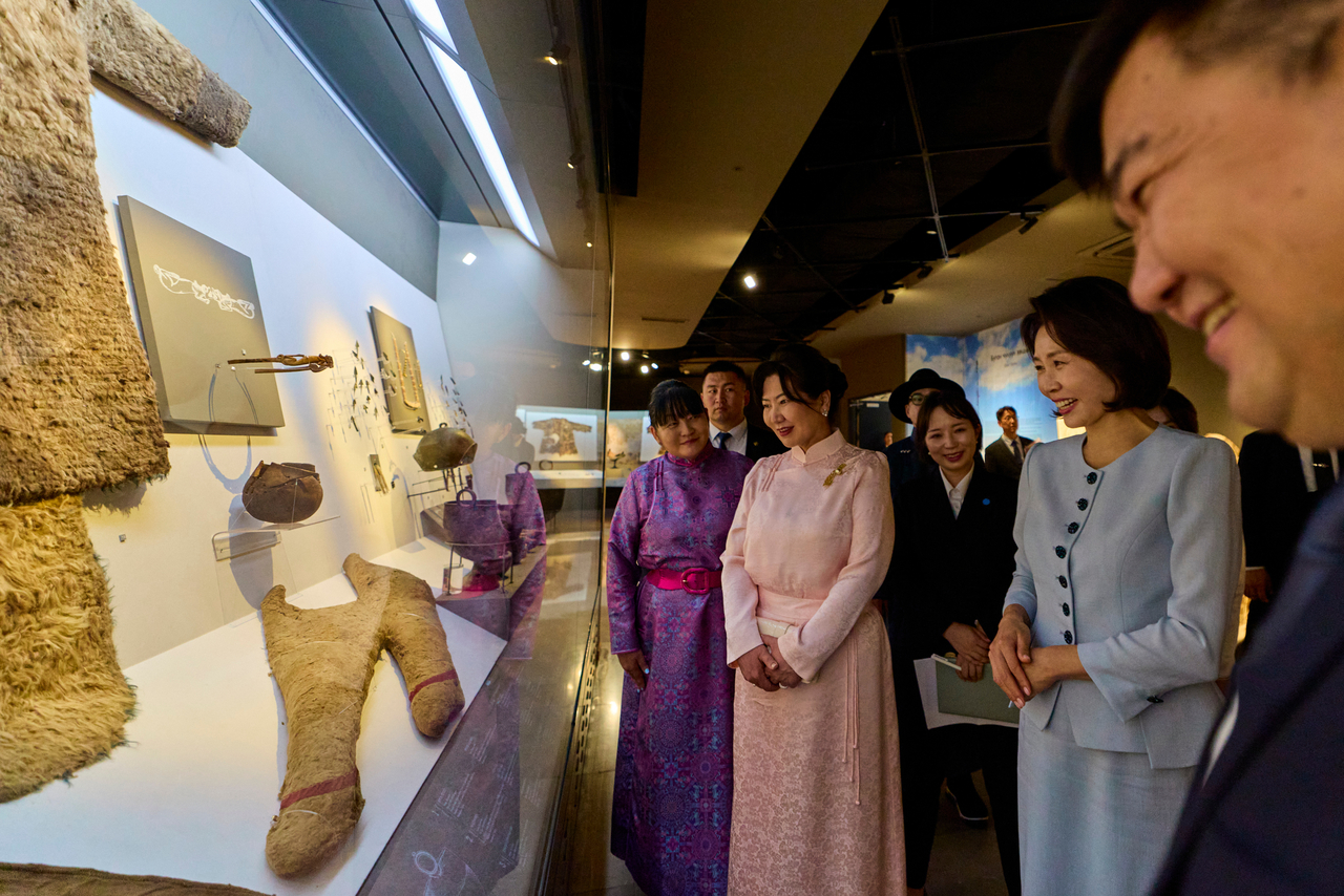 Kim Hye-kyung, who accompanied President Lee Jae Myung on a state visit to Mongolia, views exhibits with Lkhagvasuren Bolorchuluun, wife of Mongolian President Ukhnaagiin Khurelsukh, at the Genghis Khan National Museum in Ulaanbaatar on Thursday (local time). [Yonhap]