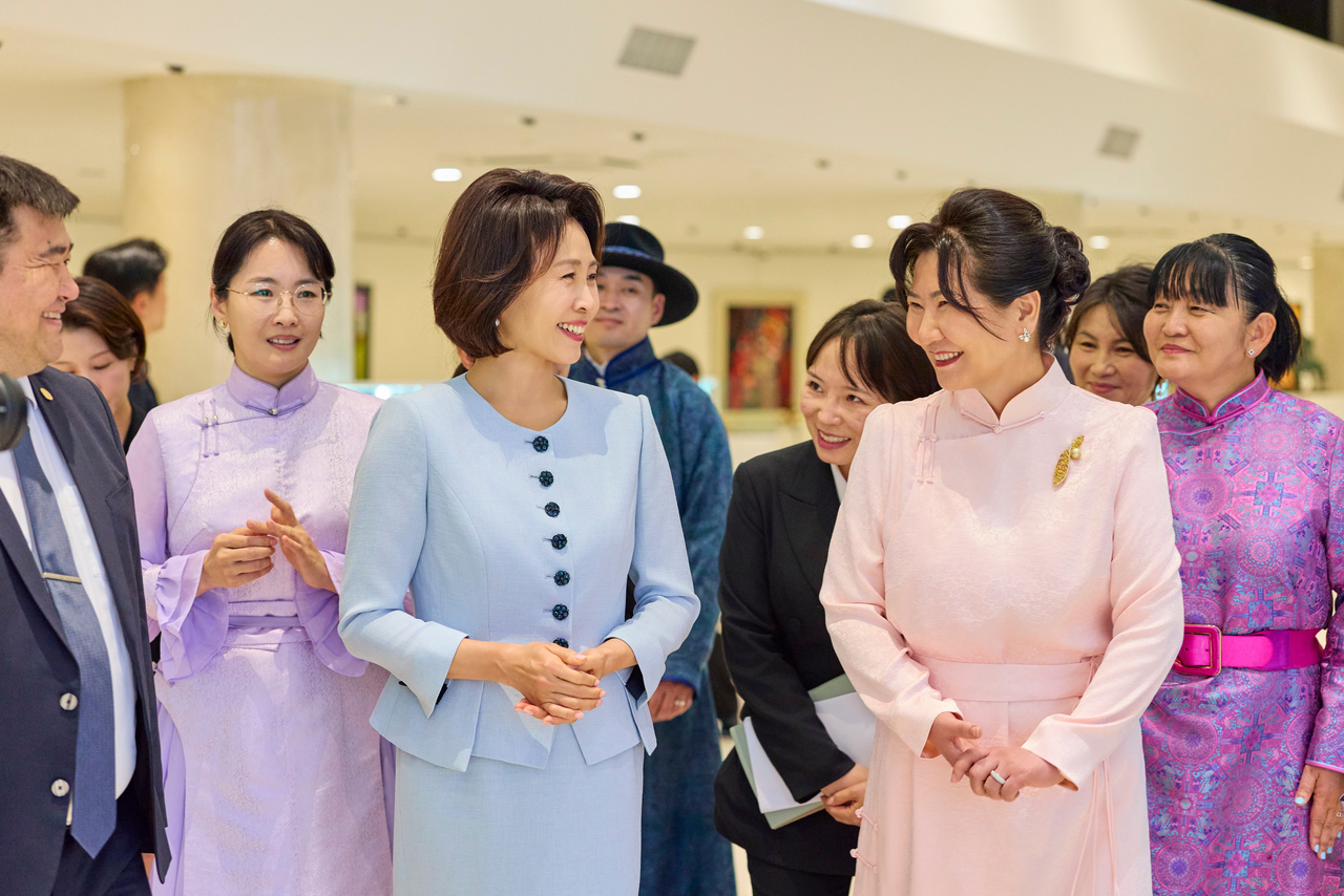 Kim Hye-kyung, who accompanied President Lee Jae Myung on a state visit to Mongolia, walks alongside Lkhagvasuren Bolorchuluun, wife of Mongolian President Ukhnaagiin Khurelsukh, at the Genghis Khan National Museum in Ulaanbaatar on Thursday (local time). [Yonhap]