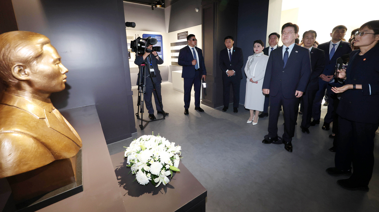 President Lee Jae Myung views exhibits at the Lee Tae-Joon Memorial Hall in Ulaanbaatar, Mongolia, Friday. (Yonhap)