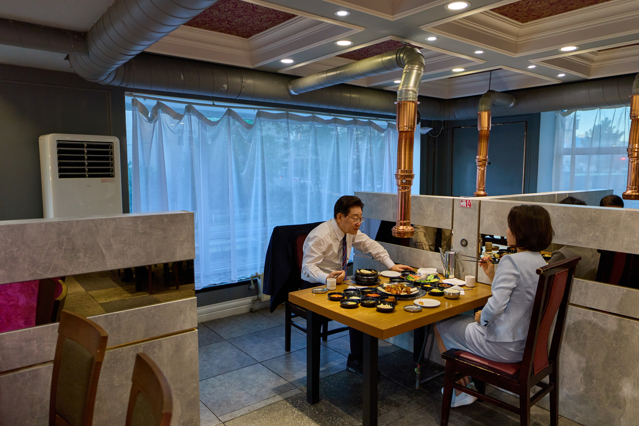 President Lee Jae Myung and first lady Kim Hea Kyung dine at a Korean restaurant on Seoul Street in Ulaanbaatar on Thursday. (Yonhap)