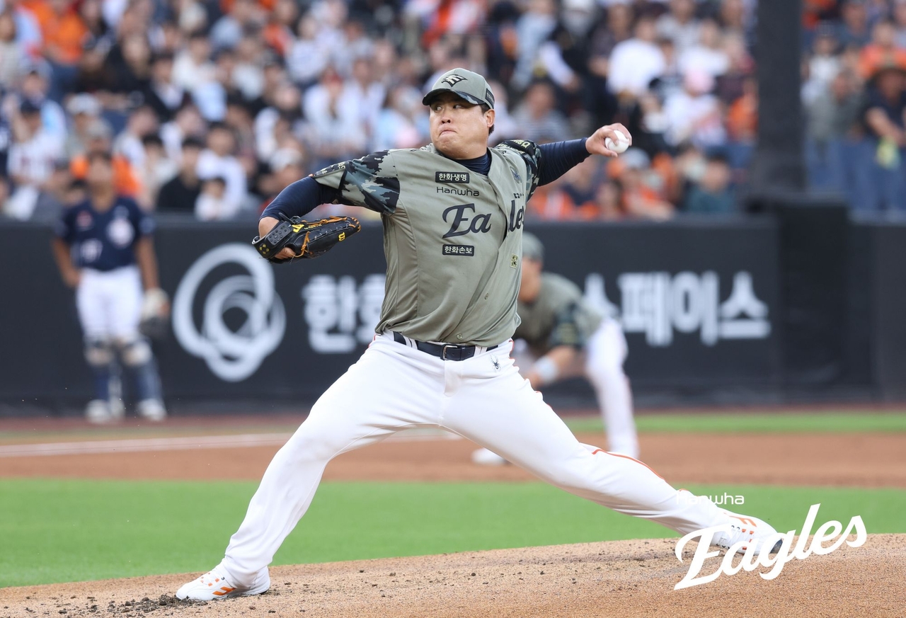 Hanwha Eagles starter Ryu Hyun-jin pitches against the Doosan Bears during the clubs' Korea Baseball Organization regular-season game at Daejeon Hanwha Life Ballpark in the central city of Daejeon on June 23. (Hanwha Eagles)