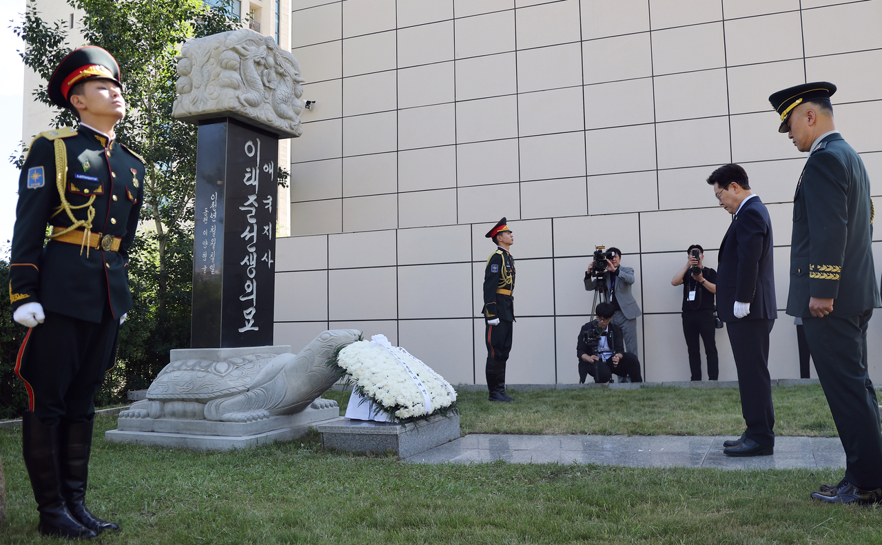 President Lee Jae Myung observes a moment of silence after laying flowers at the symbolic tomb of Korean independence activist and physician Lee Tae-Joon at the Lee Tae-Joon Memorial Park in Ulaanbaatar, Mongolia, Friday. (Yonhap)