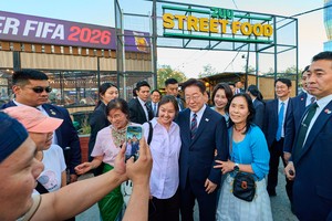 Lee checks out Ulaanbaatar's Seoul Street