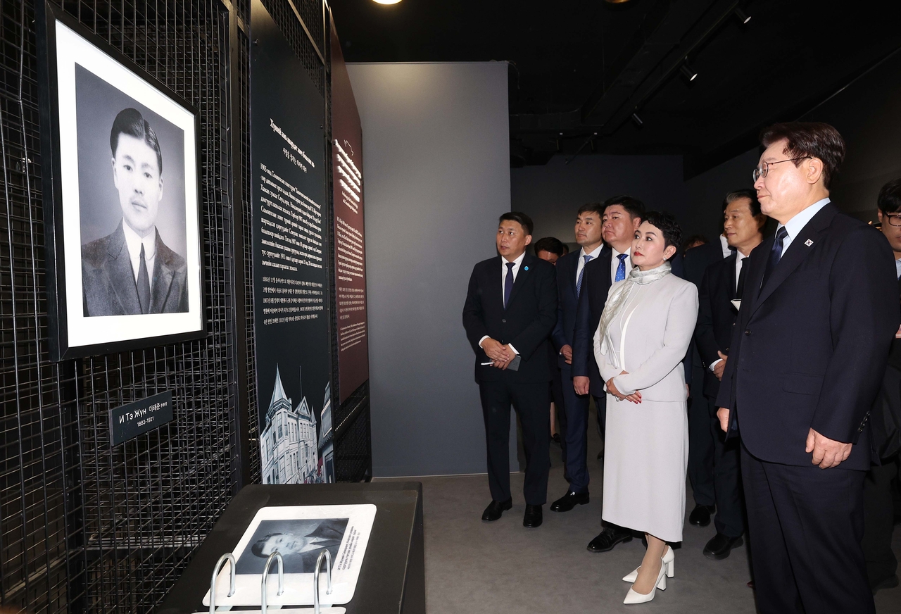 President Lee Jae Myung views exhibits at Lee Tae-Joon Memorial Hall in Ulaanbaatar, Mongolia, Friday. (Yonhap)