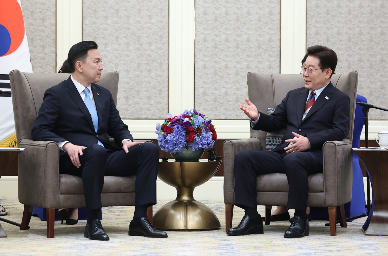 President Lee Jae Myung (left) meets with Mongolian Prime Minister Nyam-Osor Uchral at a hotel in Ulaanbaatar on Friday. (Yonhap)