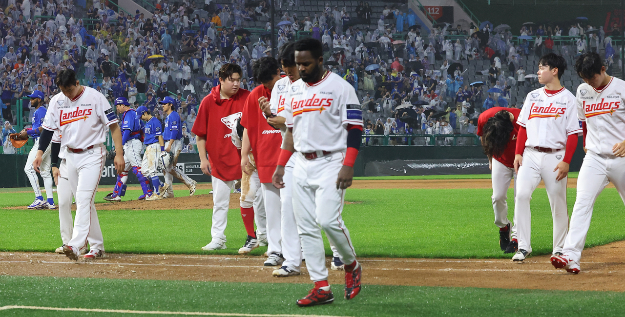 SSG Landers players walk off the field after a 4-1 loss to the Samsung Lions in the club's Korea Baseball Organization regular-season game at Incheon SSG Landers Field in the western city of Incheon, in this May 27, file photo. (Yonhap)