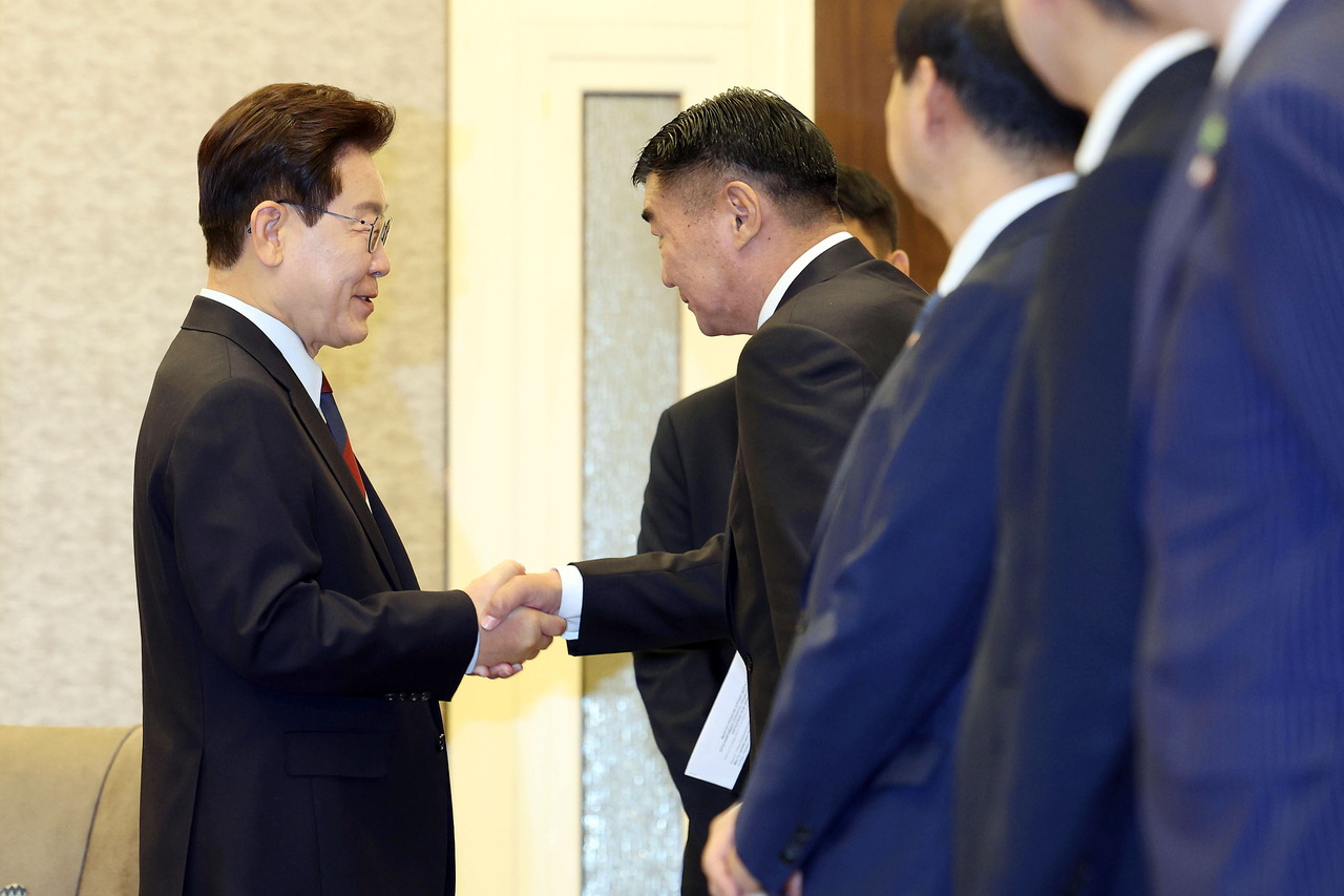 President Lee Jae Myung (left) shakes hands with Mongolian Parliament Speaker Sandag Byambatsogt ahead of their meeting at a hotel in Ulaanbaatar on Friday. (Yonhap)