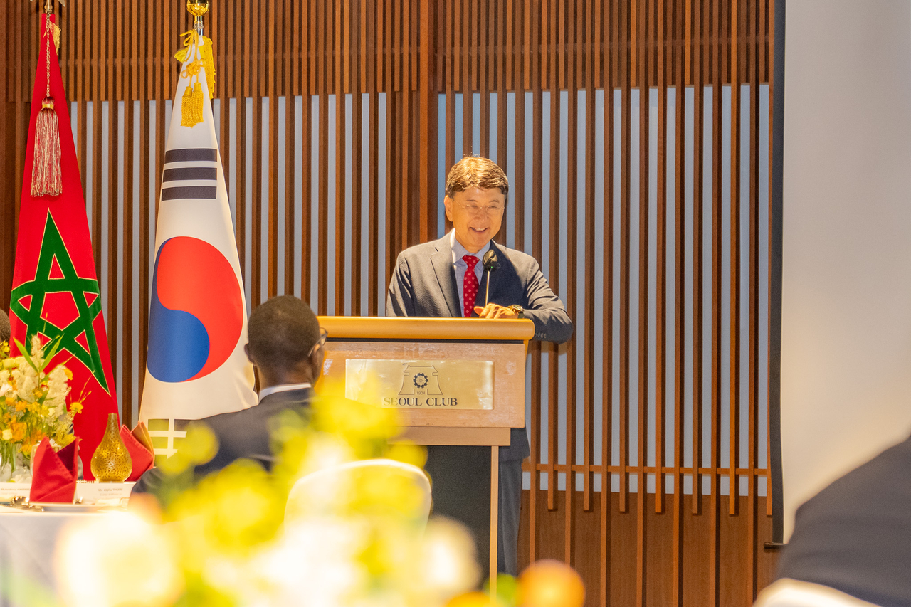 Yeungnam University President Choi Oe-chul delivers a special lecture at an African Group of Ambassadors meeting in Seoul. [Yeungnam University]
