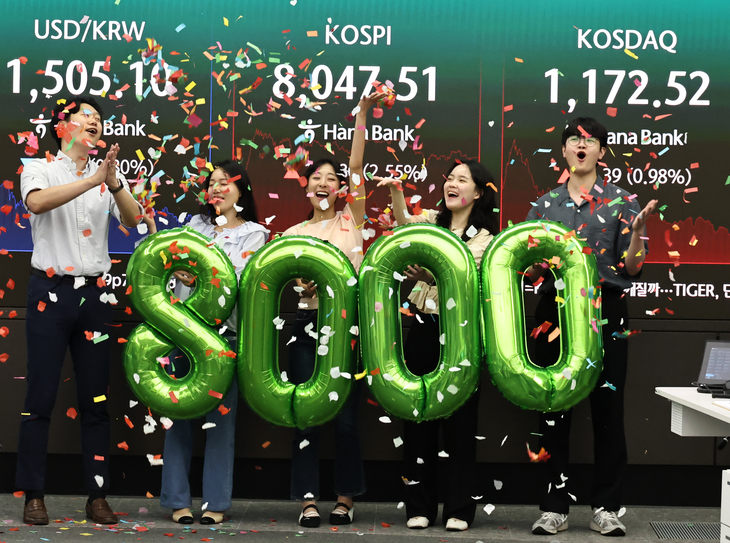 An electronic board showing the Korea Composite Stock Price Index at a dealing room of the Hana Bank headquarters in Seoul on Tuesday. (Yonhap)