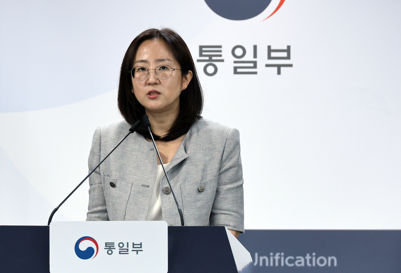 Chang Yoon-jeong, deputy spokesperson for South Korea's Unification Ministry, answers a reporter's question during a regular press briefing at the Government Complex Seoul on June 26. (Yonhap)