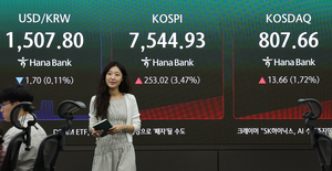 Seoul shares open higher on tech gains