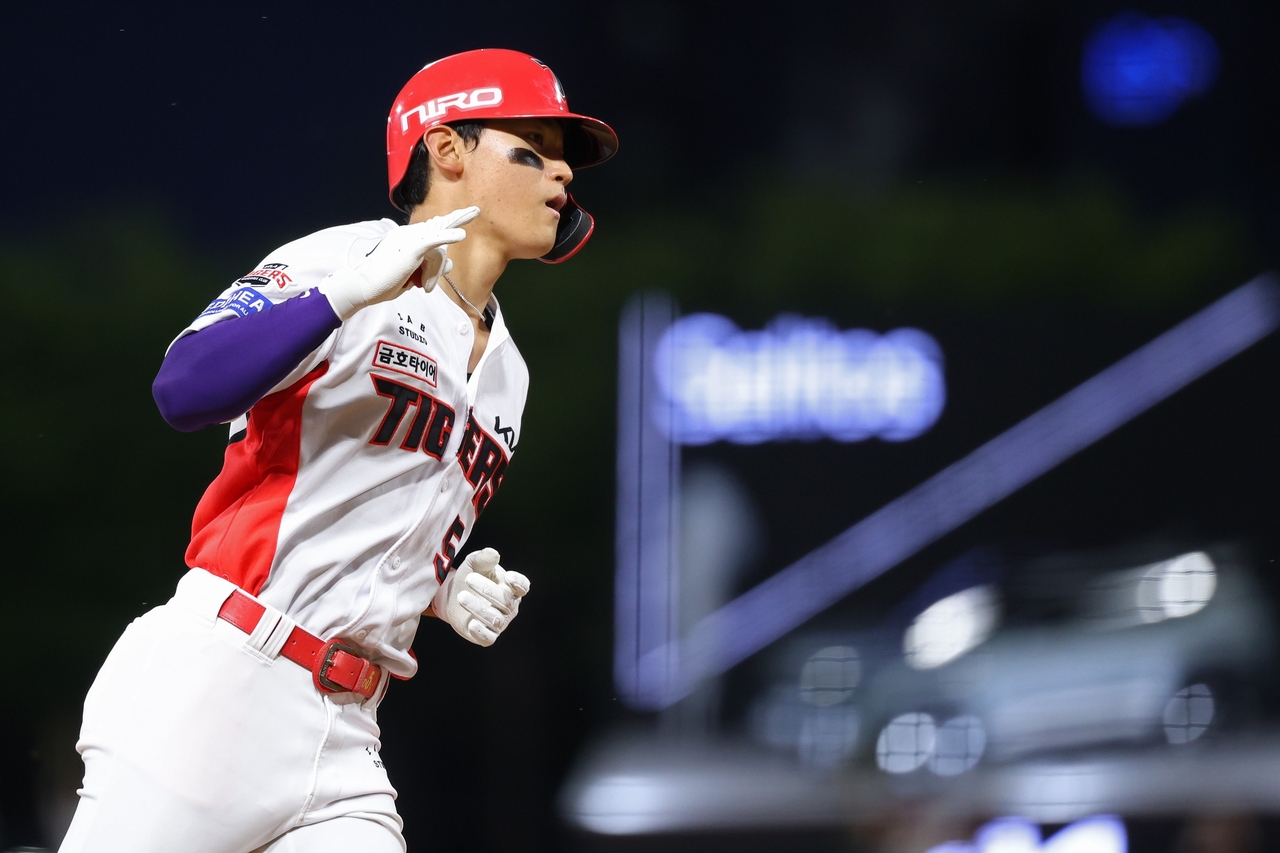Kim Do-yeong of the Kia Tigers rounds the bases after hitting a solo home run against the SSG Landers at Gwangju-Kia Champions Field in the southern city of Gwangju on July 2. (Kia Tigers)