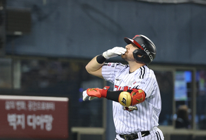 Star sluggers battling for KBO home run title; sophomore enjoys breakout season on mound