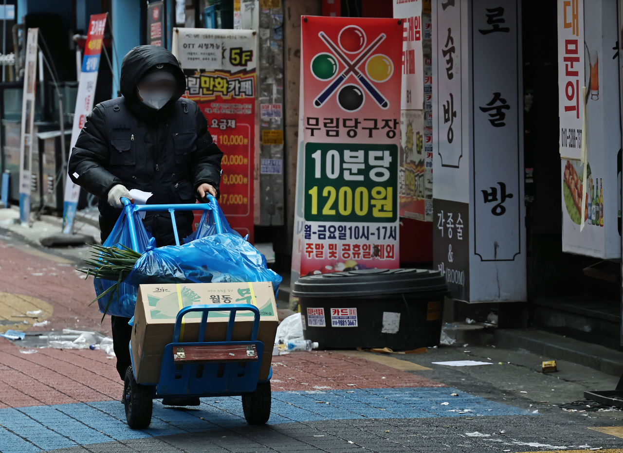 서울 시내의 한 식당가에서 영업 전 식자재를 옮기는 자영업자 모습. [연합뉴스]