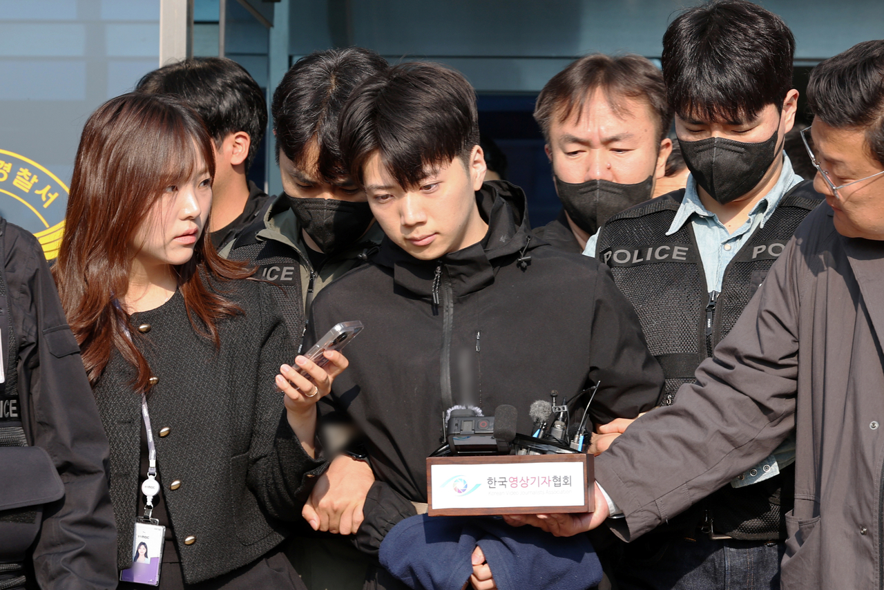 광주 여고생 살인사건 피의자 장윤기(가운데)가 지난 5월 14일 오전 광주 서부경찰서에서 검찰로 송치되는 모습. [연합]