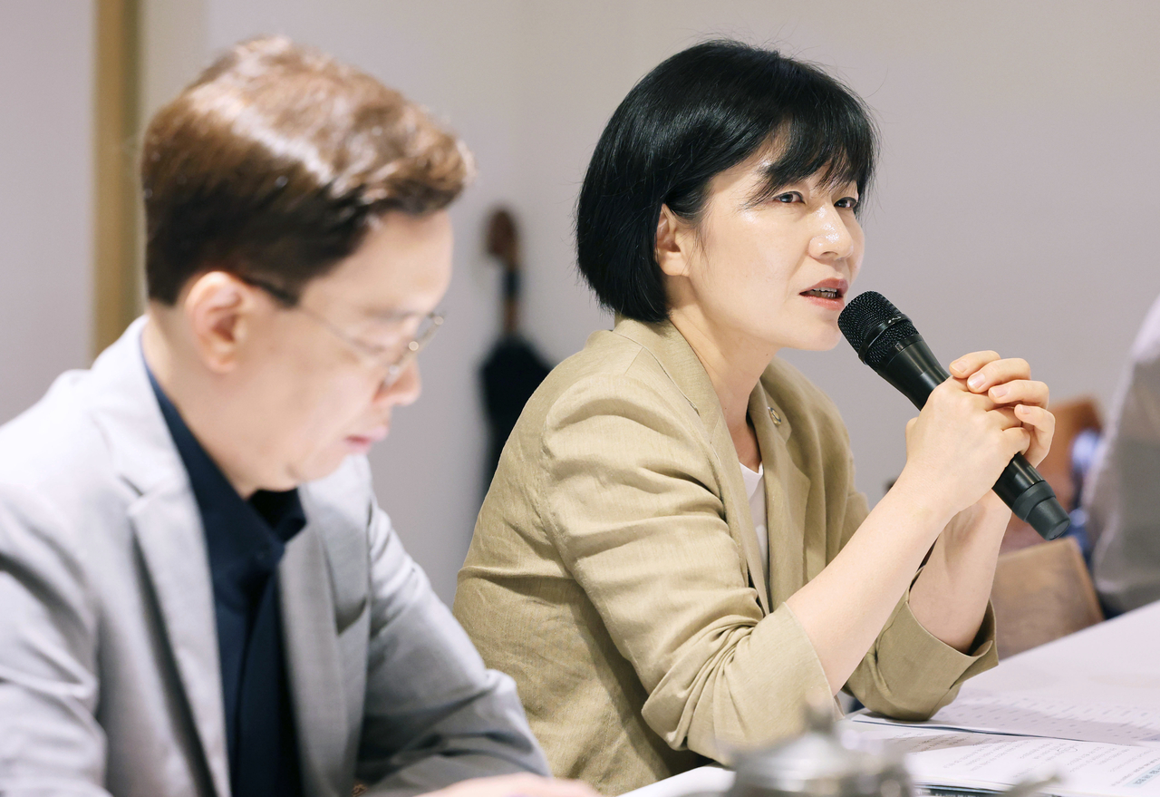 Hyun Su-yeop, first vice minister of the Ministry of Health and Welfare, speaks at the second meeting of the cross-ministry crisis household identification and support consultative body, held Thursday at Dalgaebi in Jeong-dong, Jung-gu, Seoul. [Yonhap]