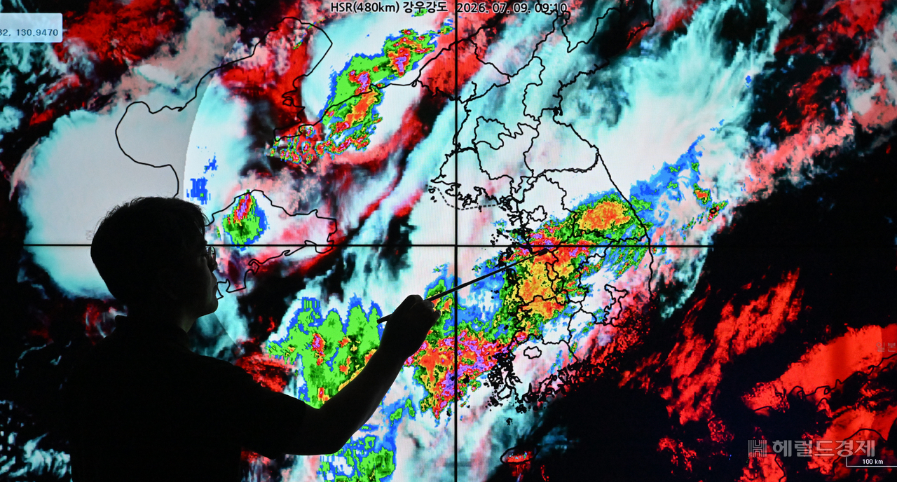 A forecaster at the Korea Meteorological Administration office in Dongjak-gu, Seoul, monitors the monsoon front and rain clouds over the Korean Peninsula on Thursday morning, as heavy monsoon rain falls across central regions. Photo by Lim Se-jun