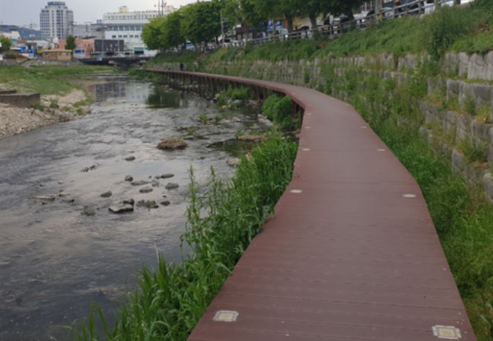 The Seoul Metropolitan Government has installed 20 AI-based smart CCTV cameras along riverside walking trails to restrict access during heavy rainfall. The photo shows a riverside area in Seoul and is not directly related to this article. [Herald DB]