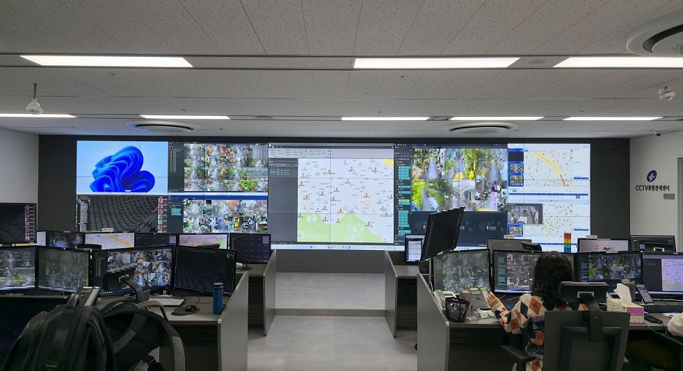 The Seoul Metropolitan Government has installed 20 AI-based smart CCTV cameras along riverside walking trails to restrict access during heavy rainfall. The photo shows a CCTV control center in Seoul and is not directly related to this article. [Herald DB]