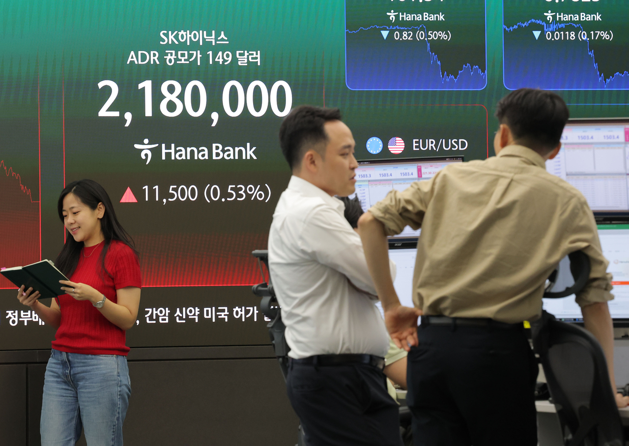 A display at Hana Bank’s dealing room in central Seoul shows SK hynix shares at 2.18 million won on Friday, after the chipmaker priced its US initial public offering of American depositary receipts at $149 apiece. (Yonhap)
