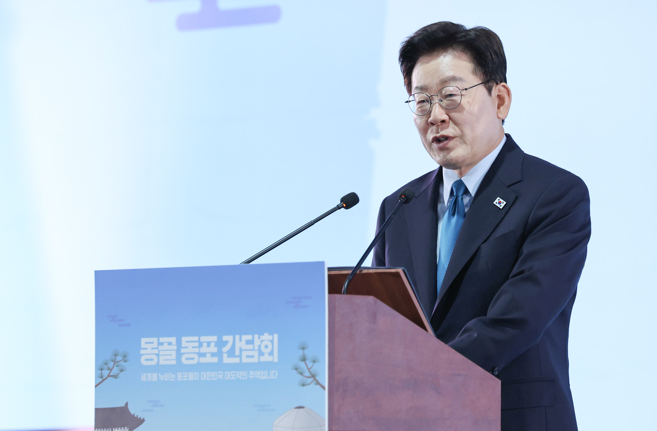 President Lee Jae Myung speaks during a meeting with overseas Mongolians in Mongolia, Friday. (Yonhap)