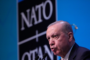 Lee receives pistol as gift from Erdogan at NATO summit