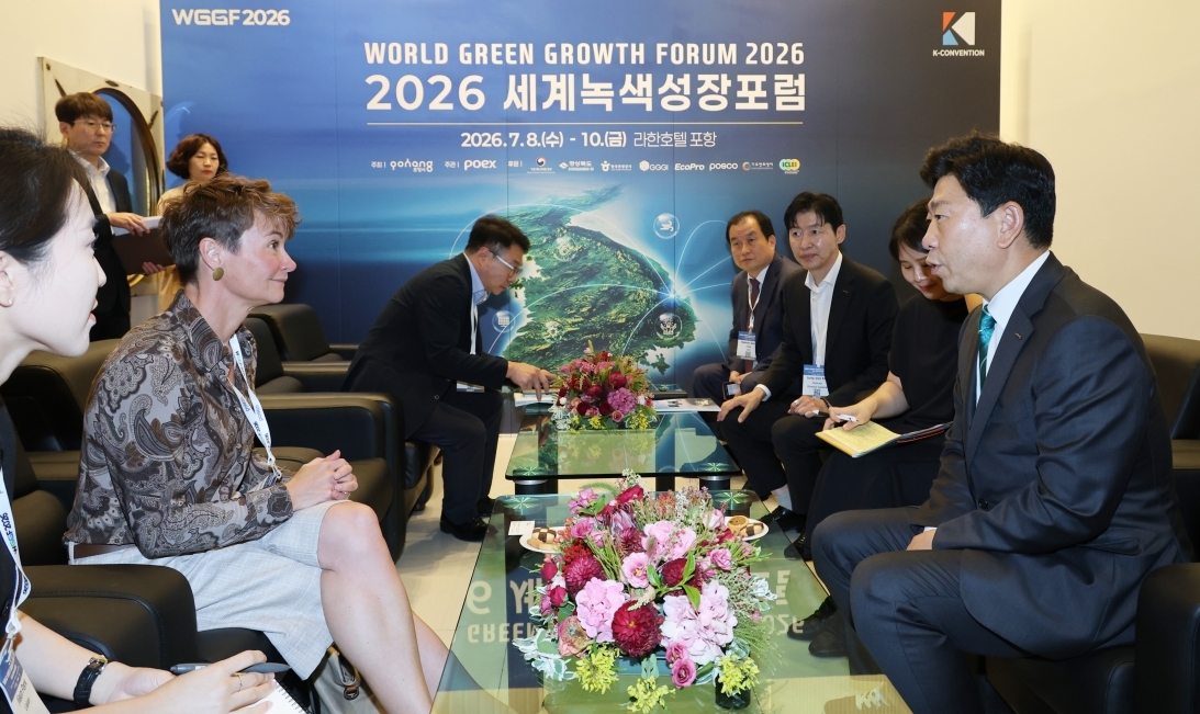 Pohang Mayor Park Yong-seon (right) meets with Arctic Economic Council Chair Aviaja Kalhøj Knudsen at Lahan Hotel Pohang on Friday to discuss plans to develop Yeongil Bay Port as a hub for Arctic shipping routes and expand practical cooperation. [Pohang City]