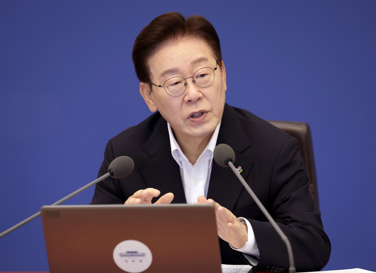 President Lee Jae Myung speaks at a Cabinet meeting and emergency economic review session held at Cheong Wa Dae on June 30. [Cheong Wa Dae press pool]