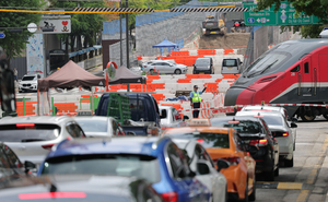 [Photo News] Traffic resumes beneath Seosomun overpass after collapse